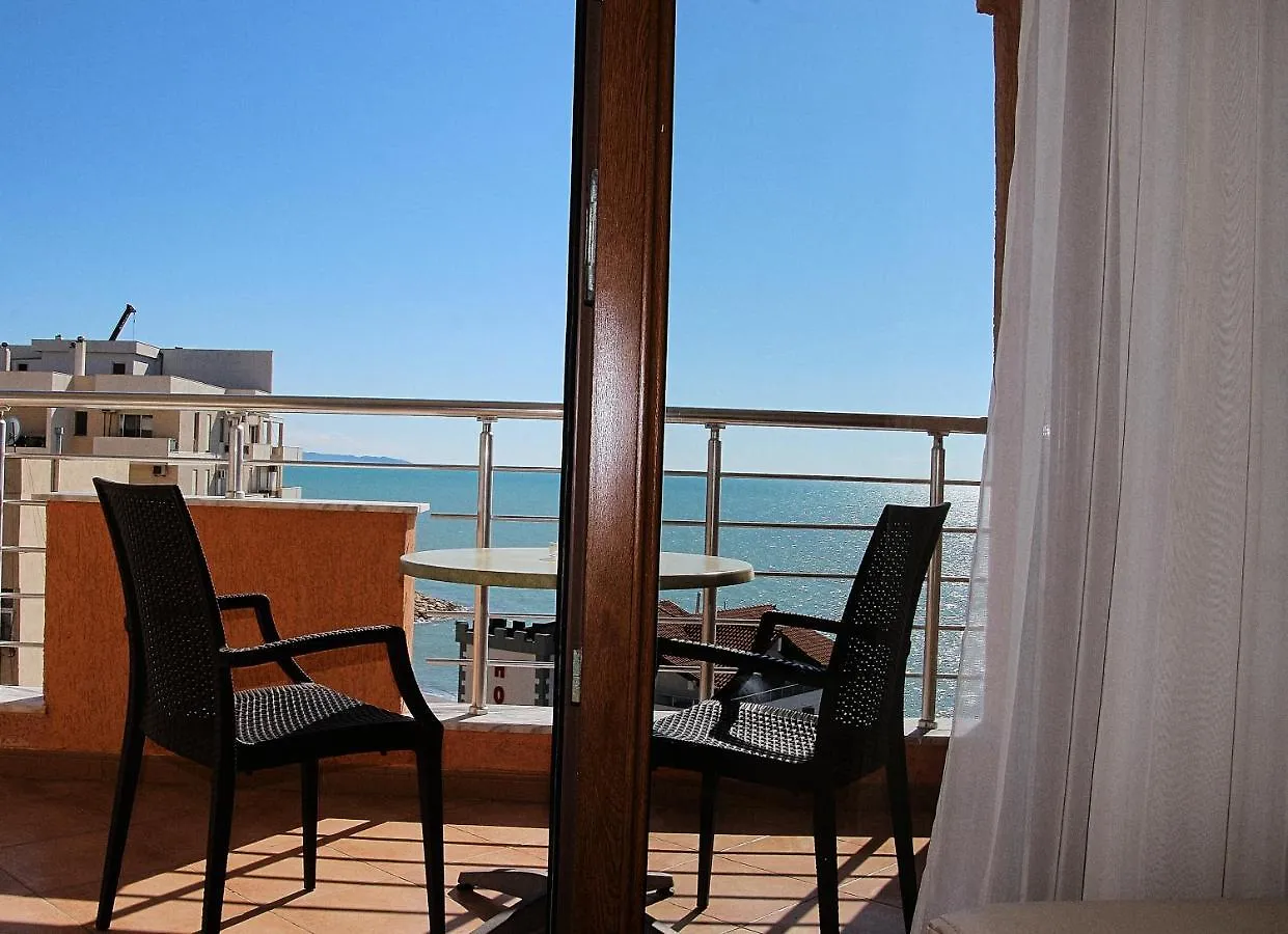 Hotel Nais Beach Durrës 3*,