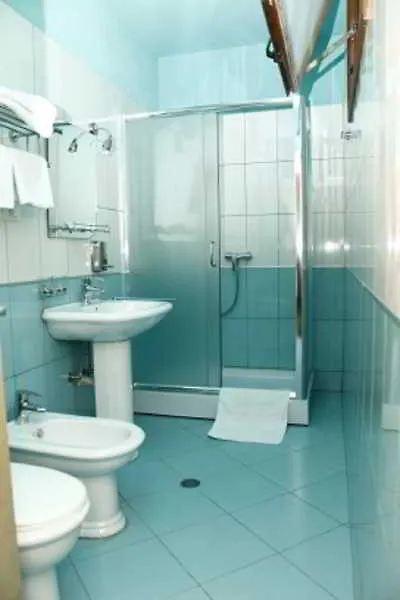 Hotel Nais Beach دراس 3*,